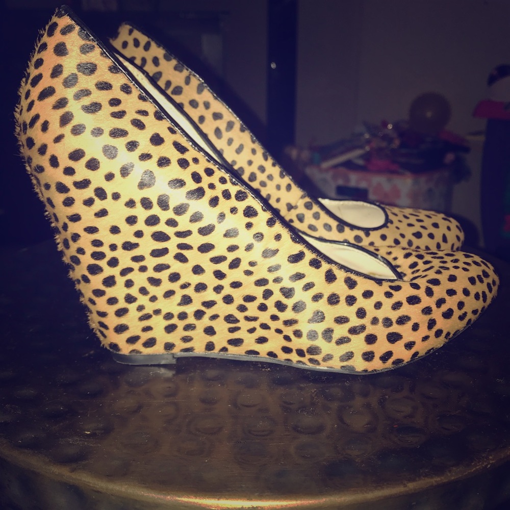 Banana Republic size 8.5 leopard print wedge